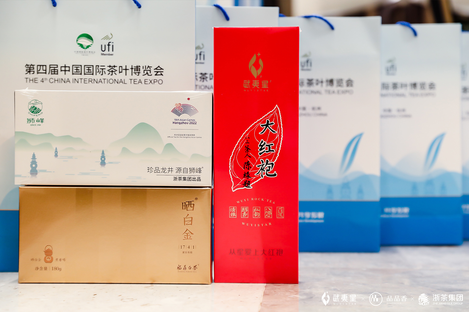 西湖龍井、武夷巖茶、福鼎白茶產(chǎn)品會(huì)場展示